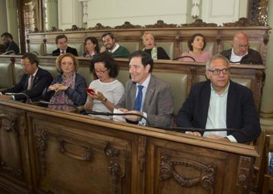 Imagen secundaria 1 - Pleno extraordinario celebrado en la mañana de este lunes en el Ayuntamiento de Valladolid. 