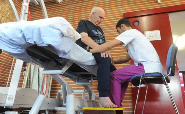 Un fisioterapeuta trata a un pacientes en las instalaciones Ictia de Aspaym, en Valladolid. 