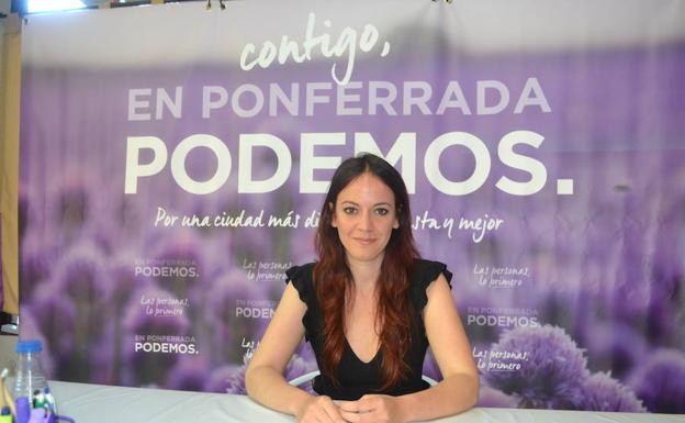 Lorena González, candidata de Podemos a la Alcaldía de Ponferrada, en la sede de la formación en la capital berciana. 