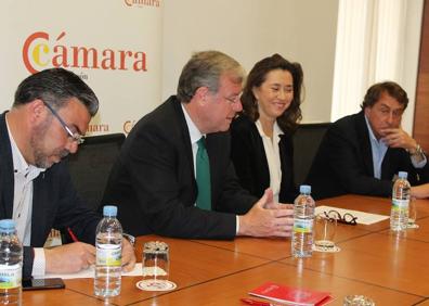 Imagen secundaria 1 - Reunión en la Cámara de Comercio de Antonio Silván y la expresidenta de Paradores, Ángeles Alarcó.