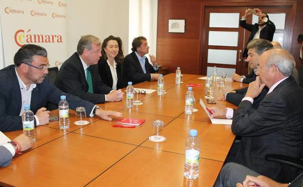 Imagen principal - Reunión en la Cámara de Comercio de Antonio Silván y la expresidenta de Paradores, Ángeles Alarcó.