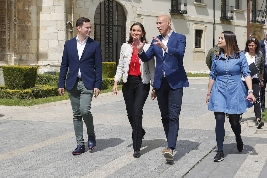 Fotos: La ministra de Turismo, Reyes Maroto, visita la plaza de San Marcos de León