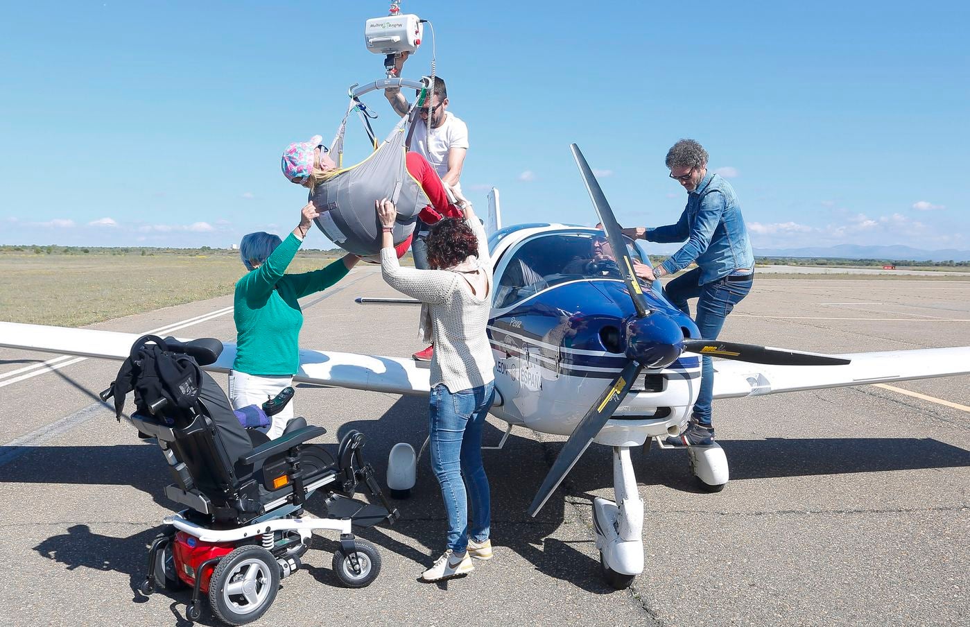 Cuarentena de personas con discapacidad, usuarias del CRE, disfrutan de vuelos en avioneta así como de una actividad de mototerapia | La delegada del Gobierno resalta la «plena inclusión» que permite el CRE de San Andrés en su IV Jornada de Vuelo Adaptado