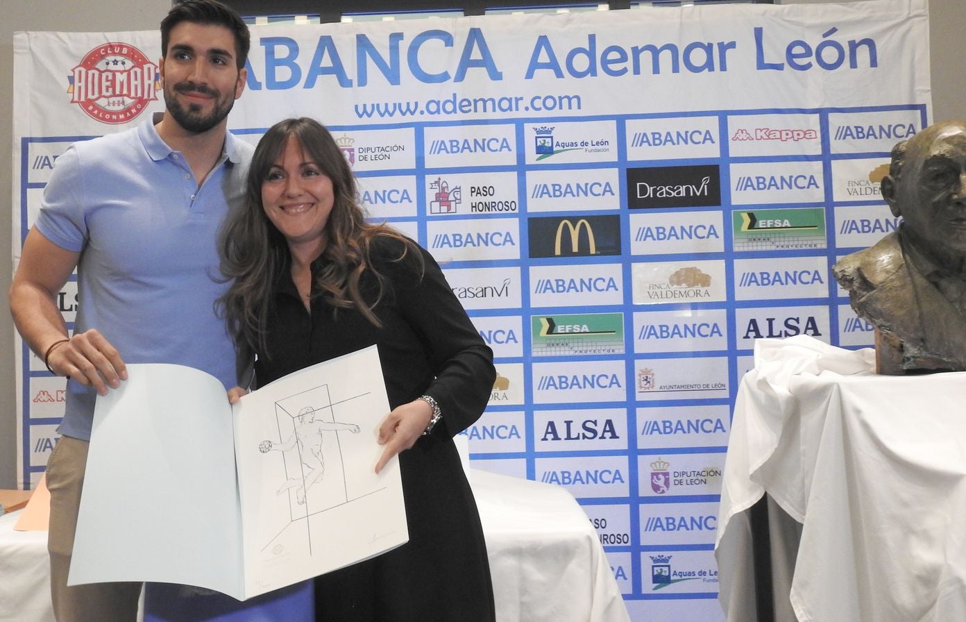 La directiva del Abanca Ademar presenta oficialmente el busto conmemorativo del 'alma mater' marista durante la tradicional celebración de final de temporada en la Finca Valdemora