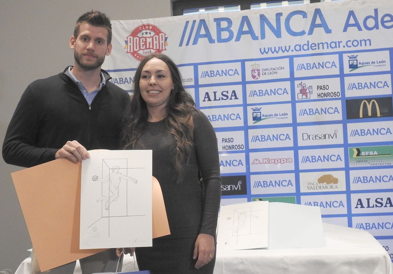 La directiva del Abanca Ademar presenta oficialmente el busto conmemorativo del 'alma mater' marista durante la tradicional celebración de final de temporada en la Finca Valdemora