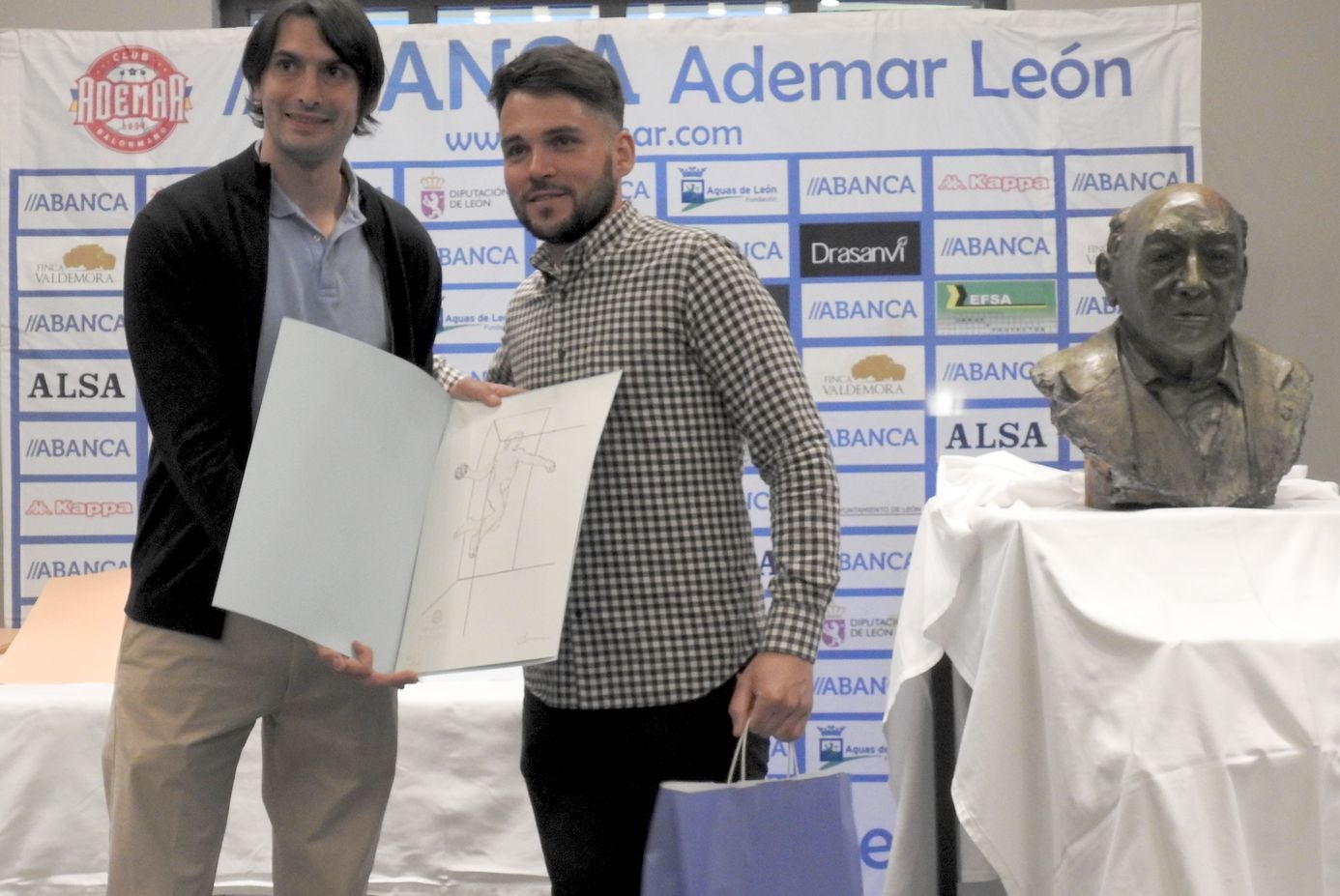 La directiva del Abanca Ademar presenta oficialmente el busto conmemorativo del 'alma mater' marista durante la tradicional celebración de final de temporada en la Finca Valdemora