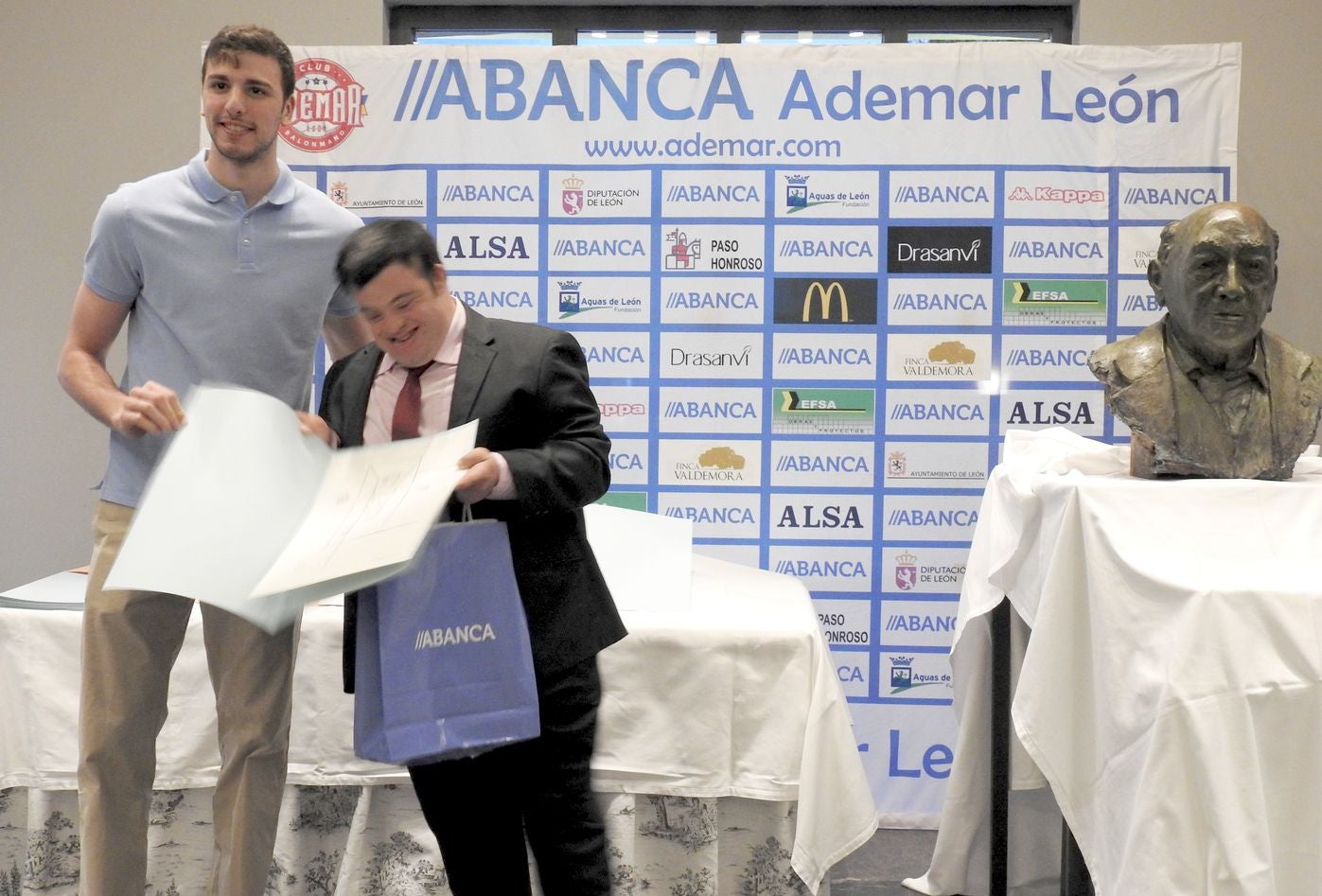 La directiva del Abanca Ademar presenta oficialmente el busto conmemorativo del 'alma mater' marista durante la tradicional celebración de final de temporada en la Finca Valdemora