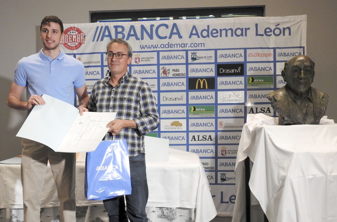 La directiva del Abanca Ademar presenta oficialmente el busto conmemorativo del 'alma mater' marista durante la tradicional celebración de final de temporada en la Finca Valdemora