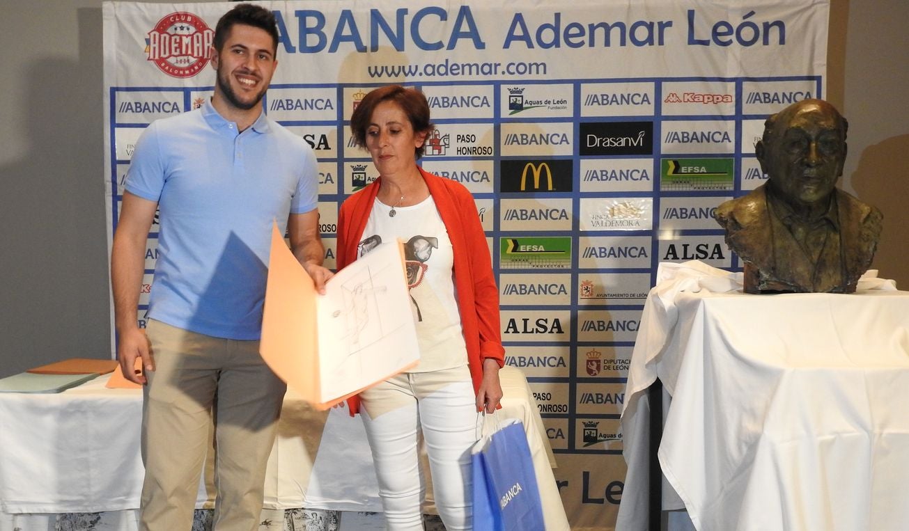 La directiva del Abanca Ademar presenta oficialmente el busto conmemorativo del 'alma mater' marista durante la tradicional celebración de final de temporada en la Finca Valdemora