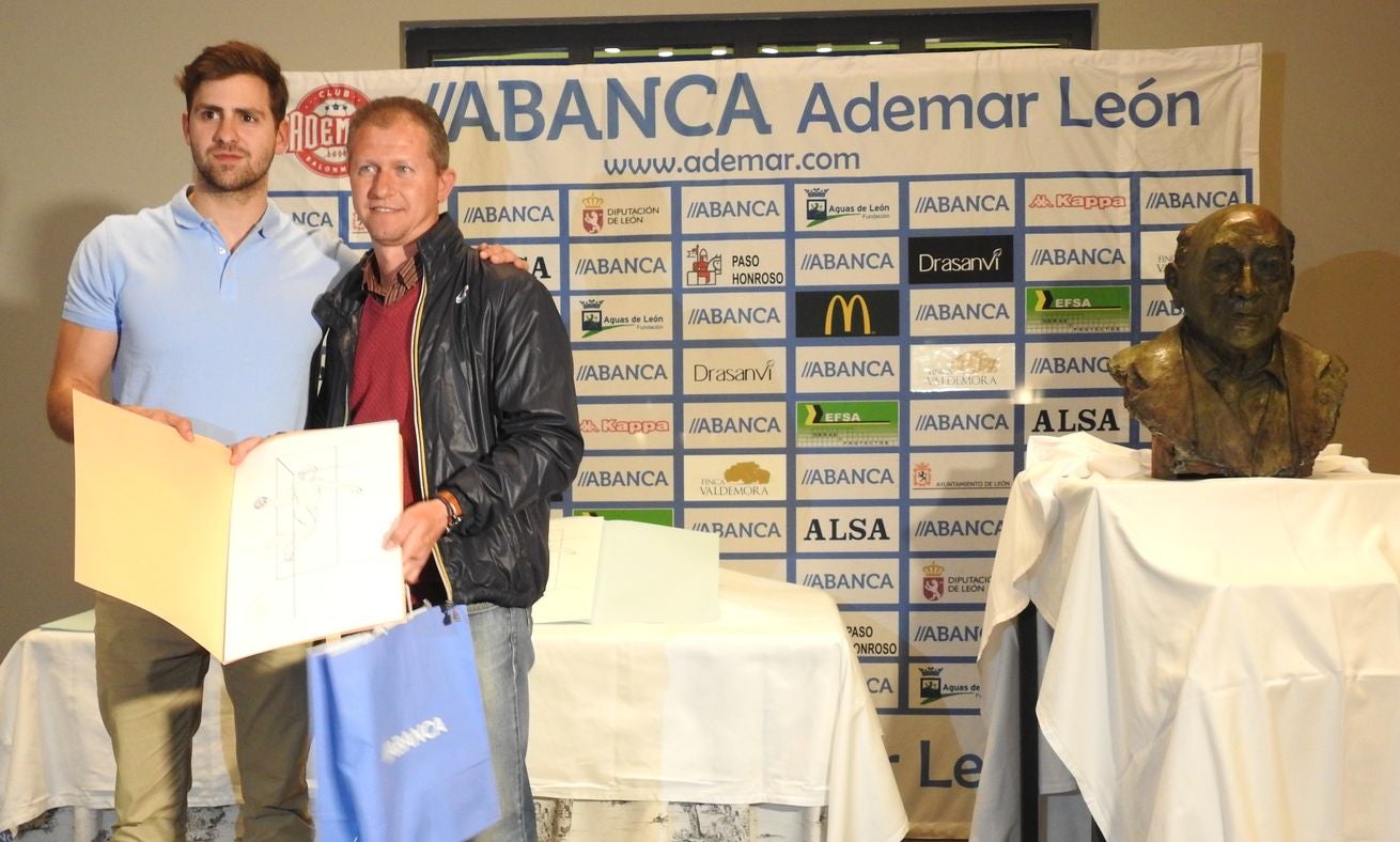 La directiva del Abanca Ademar presenta oficialmente el busto conmemorativo del 'alma mater' marista durante la tradicional celebración de final de temporada en la Finca Valdemora