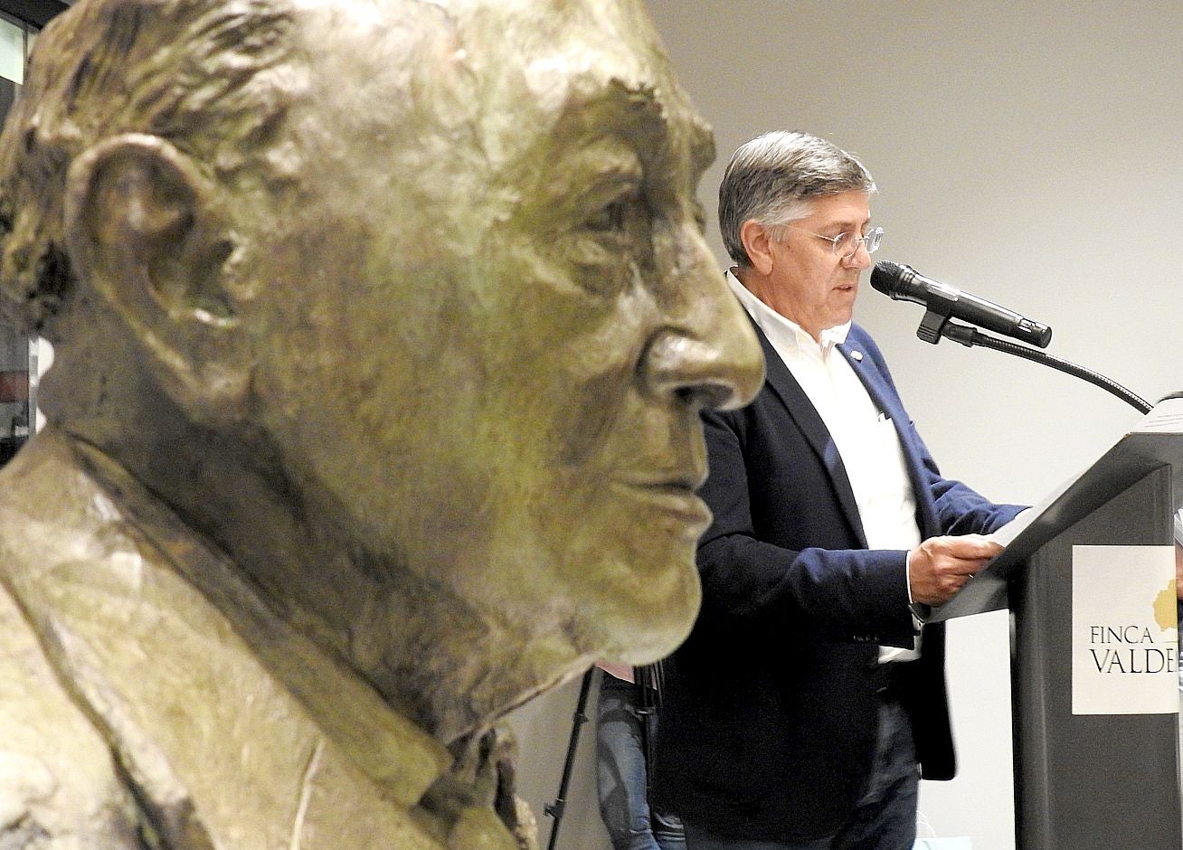 La directiva del Abanca Ademar presenta oficialmente el busto conmemorativo del 'alma mater' marista durante la tradicional celebración de final de temporada en la Finca Valdemora