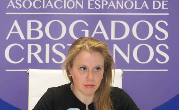 La Asociación Abogados Cristianos informa de las acciones judiciales iniciadas contra el consejero de Educación, Fernando Rey. En la imagen la presidenta de la Asociación, Polonia Castellanos.