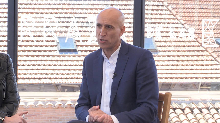 El candidato del PSOE a la Alcaldía de León participa en las entrevistas de leonoticias en la terraza del Camarote Romántico. 