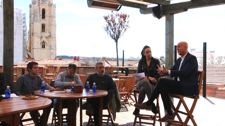 El candidato del PSOE a la Alcaldía de León participa en las entrevistas de leonoticias en la terraza del Camarote Romántico. 