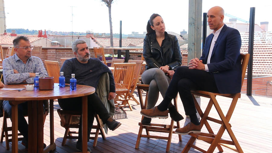 El candidato del PSOE a la Alcaldía de León participa en las entrevistas de leonoticias en la terraza del Camarote Romántico. 