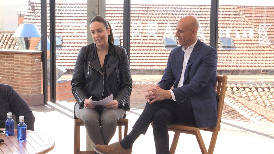 El candidato del PSOE a la Alcaldía de León participa en las entrevistas de leonoticias en la terraza del Camarote Romántico. 