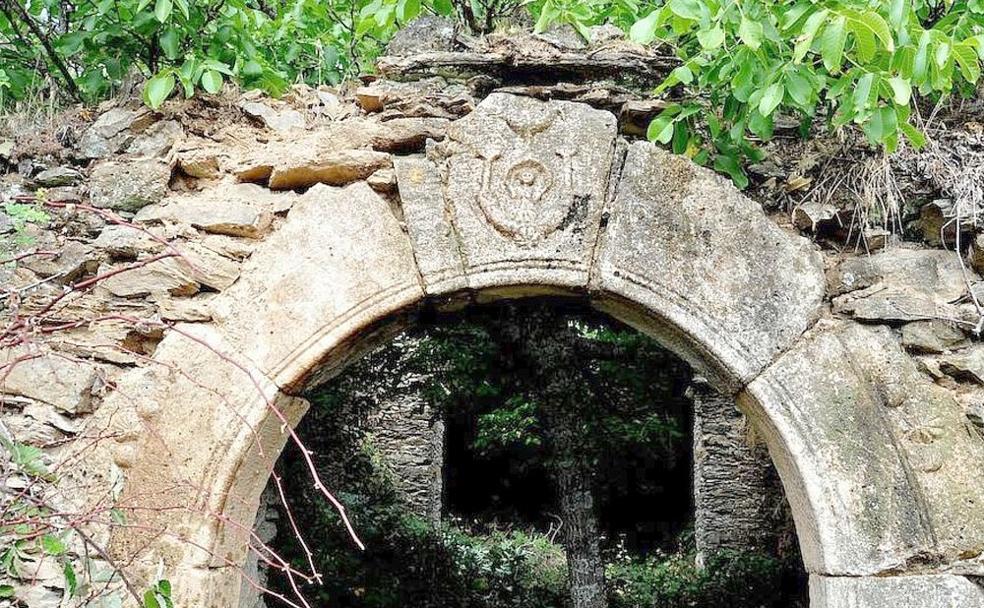 Arco del que han sustraido la pieza central, en la ermita de Robledo de Omaña,