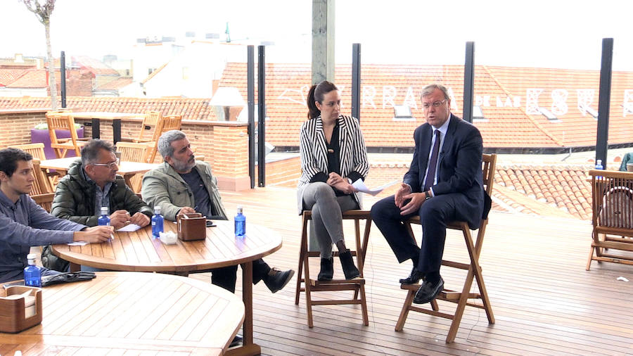 El candidato del PP a la Alcaldía de León se suma a las entrevistas en la terraza del Camarote Romántico. 