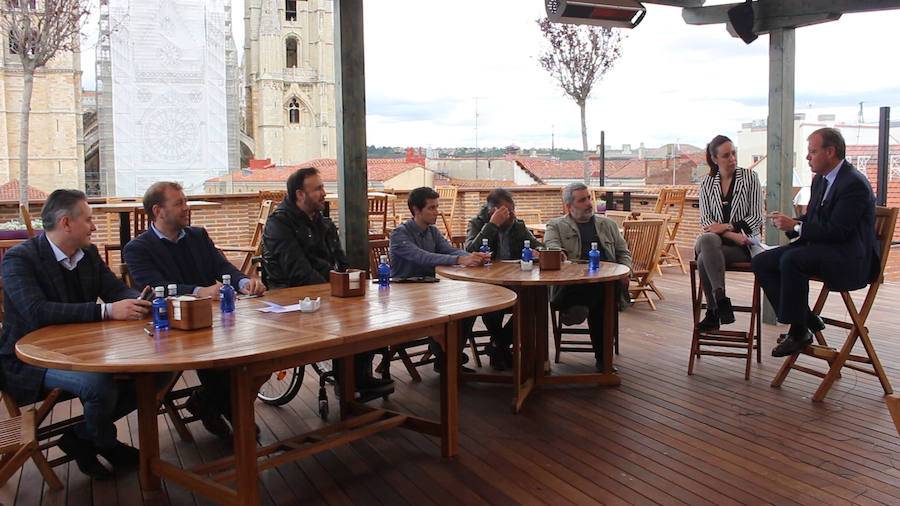 El candidato del PP a la Alcaldía de León se suma a las entrevistas en la terraza del Camarote Romántico. 