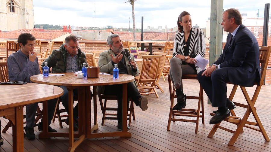 El candidato del PP a la Alcaldía de León se suma a las entrevistas en la terraza del Camarote Romántico. 