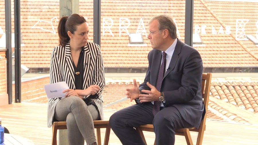 El candidato del PP a la Alcaldía de León se suma a las entrevistas en la terraza del Camarote Romántico. 