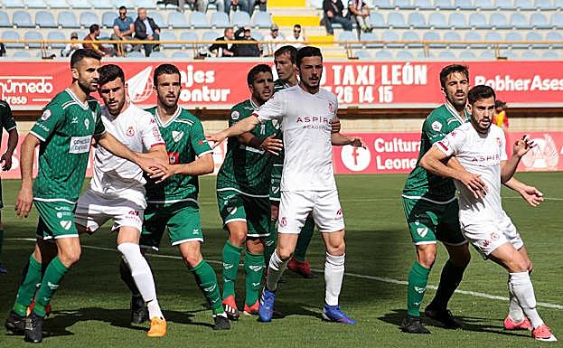 Un lance del partido entre Cultural y Coruxo.