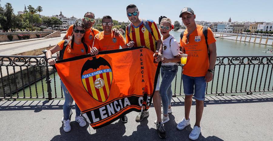 Las aficiones del Barcelona y del Valencia han puesto el colorido a la previa de la final de la Copa del Rey