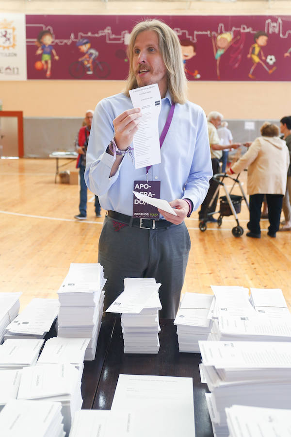 Cientos de colegios electorales han abierto sus puertas en toda la provincia para que los cais 400.000 electores leoneses puedan ejercer su voto en las elecciones municipales, autonómicas y europeas de este 26 de mayo