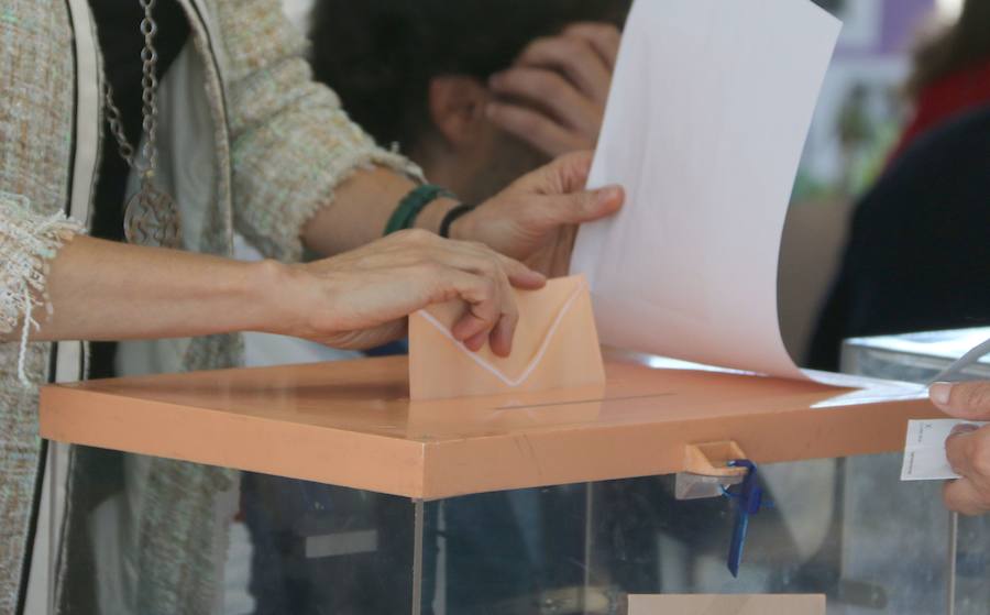 Cientos de colegios electorales han abierto sus puertas en toda la provincia para que los cais 400.000 electores leoneses puedan ejercer su voto en las elecciones municipales, autonómicas y europeas de este 26 de mayo