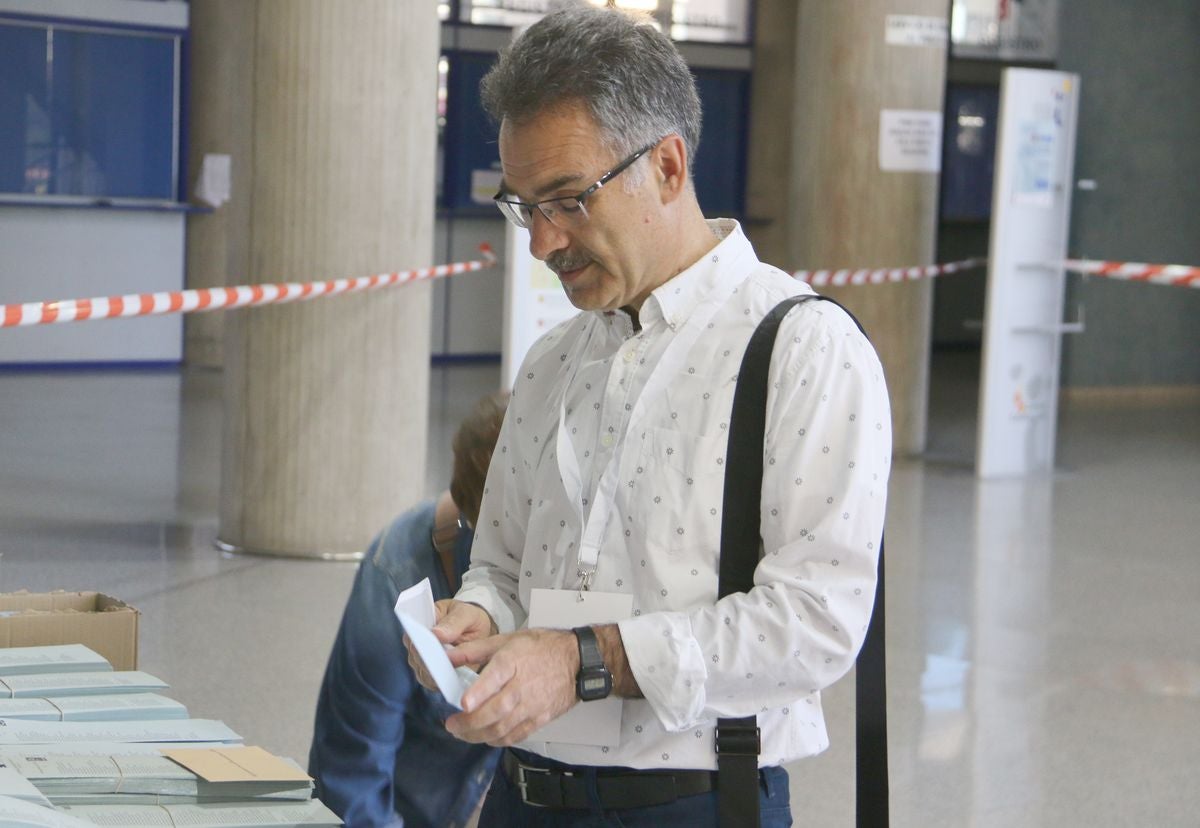 Cientos de colegios electorales han abierto sus puertas en toda la provincia para que los cais 400.000 electores leoneses puedan ejercer su voto en las elecciones municipales, autonómicas y europeas de este 26 de mayo