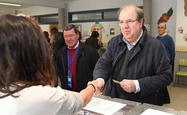 Juan Vicente Herrera, votando en Burgos.