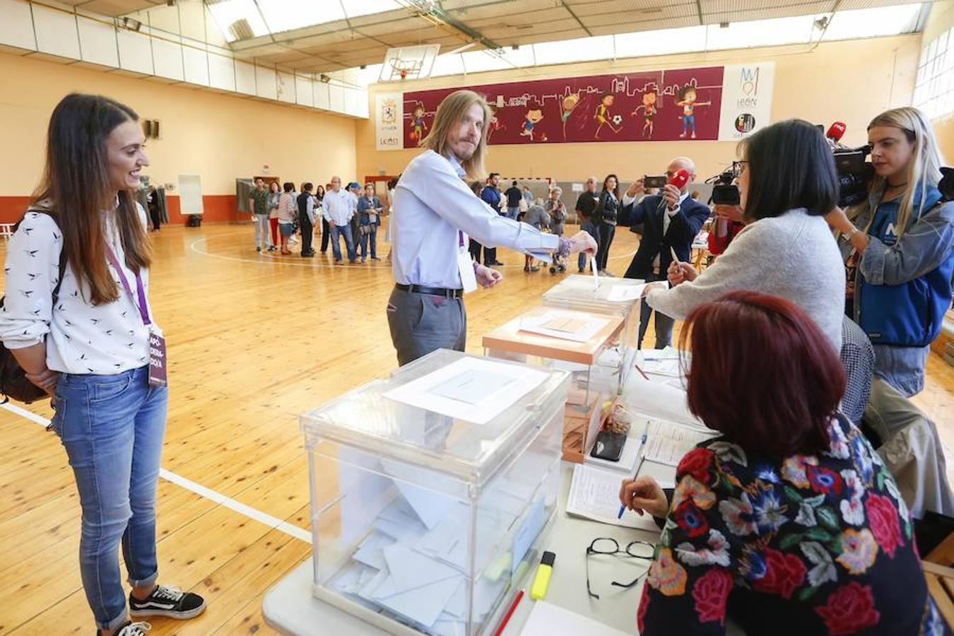 Cientos de colegios electorales han abierto sus puertas en toda la provincia para que los cais 400.000 electores leoneses puedan ejercer su voto en las elecciones municipales, autonómicas y europeas de este 26 de mayo