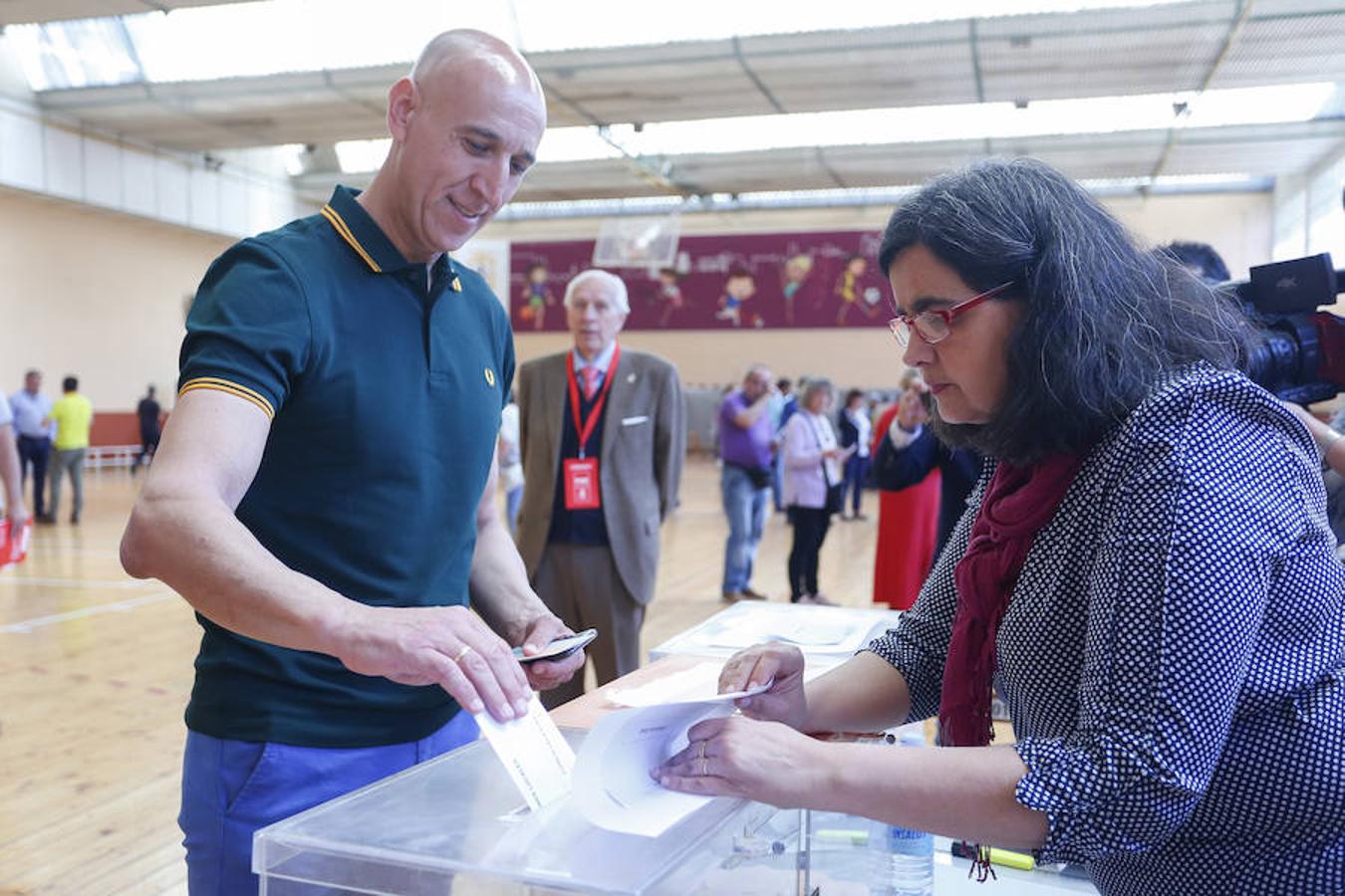 Cientos de colegios electorales han abierto sus puertas en toda la provincia para que los cais 400.000 electores leoneses puedan ejercer su voto en las elecciones municipales, autonómicas y europeas de este 26 de mayo