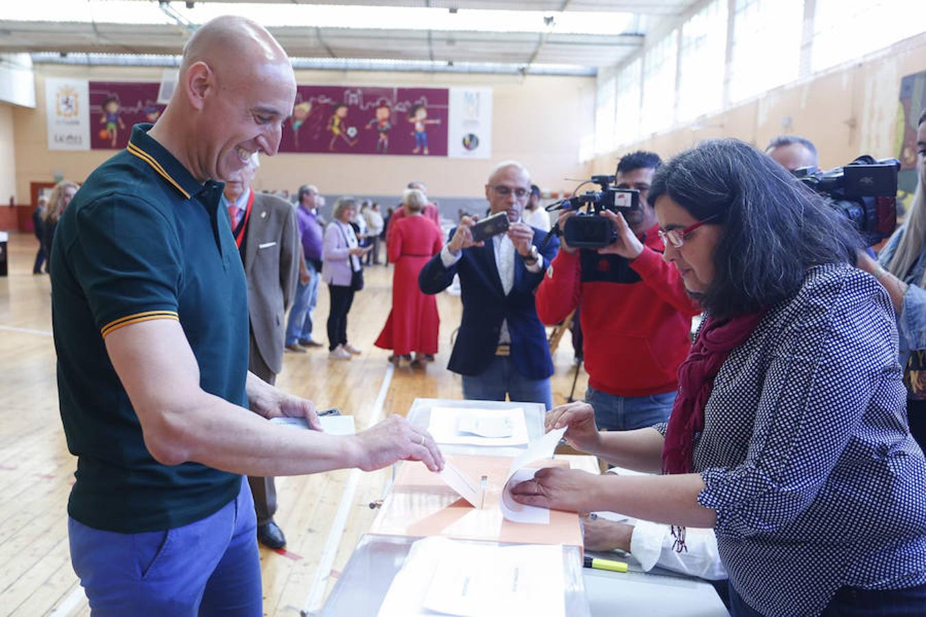 Cientos de colegios electorales han abierto sus puertas en toda la provincia para que los cais 400.000 electores leoneses puedan ejercer su voto en las elecciones municipales, autonómicas y europeas de este 26 de mayo