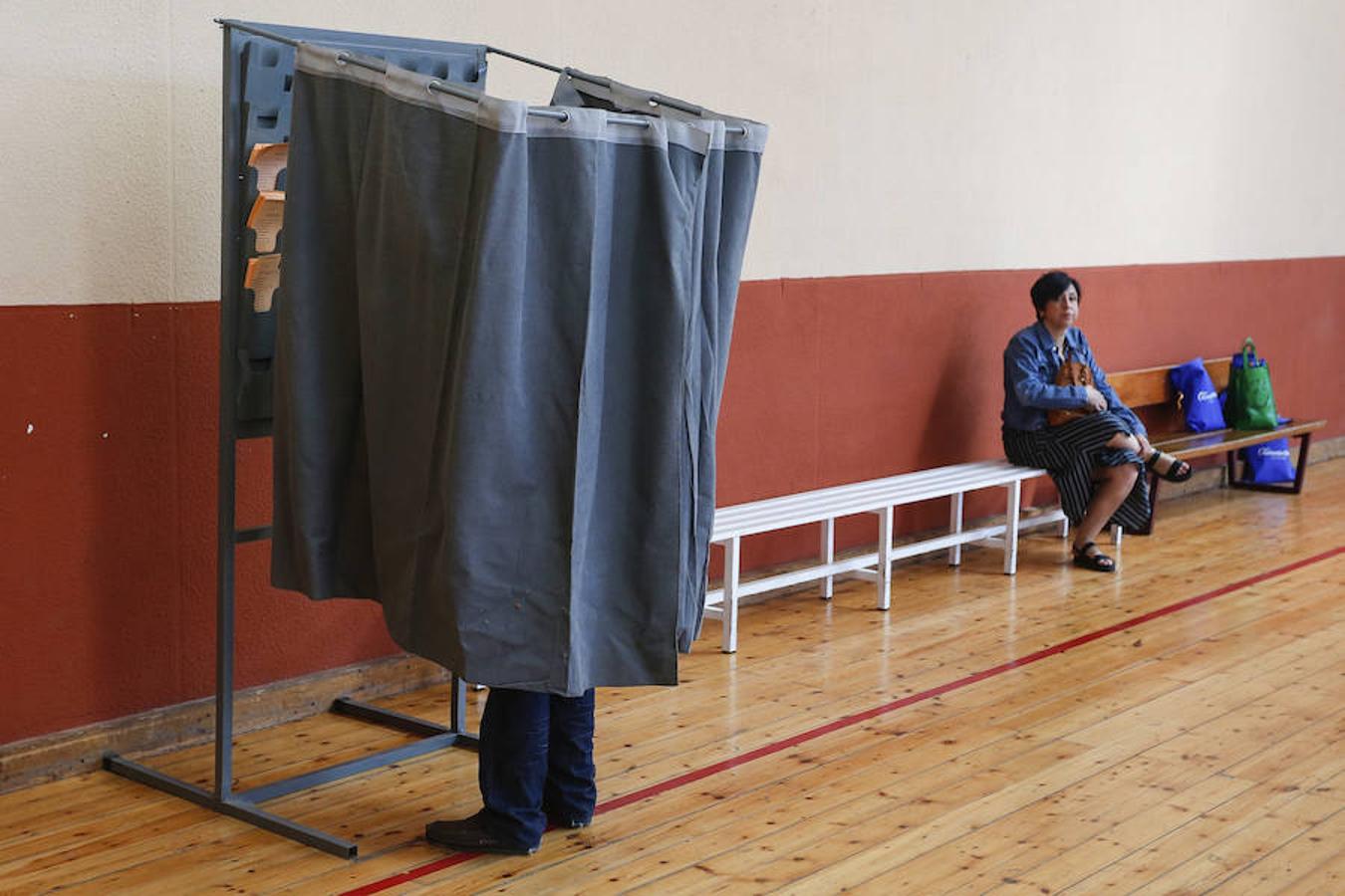 Cientos de colegios electorales han abierto sus puertas en toda la provincia para que los cais 400.000 electores leoneses puedan ejercer su voto en las elecciones municipales, autonómicas y europeas de este 26 de mayo