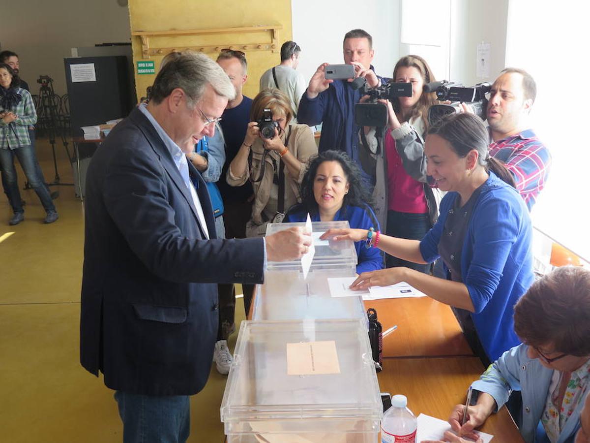 Cientos de colegios electorales han abierto sus puertas en toda la provincia para que los cais 400.000 electores leoneses puedan ejercer su voto en las elecciones municipales, autonómicas y europeas de este 26 de mayo