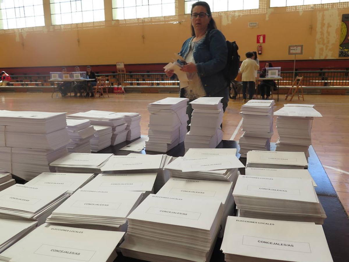 Cientos de colegios electorales han abierto sus puertas en toda la provincia para que los cais 400.000 electores leoneses puedan ejercer su voto en las elecciones municipales, autonómicas y europeas de este 26 de mayo