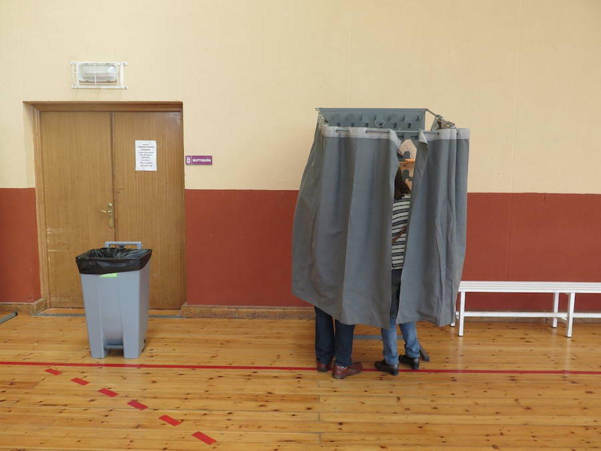 Cientos de colegios electorales han abierto sus puertas en toda la provincia para que los cais 400.000 electores leoneses puedan ejercer su voto en las elecciones municipales, autonómicas y europeas de este 26 de mayo