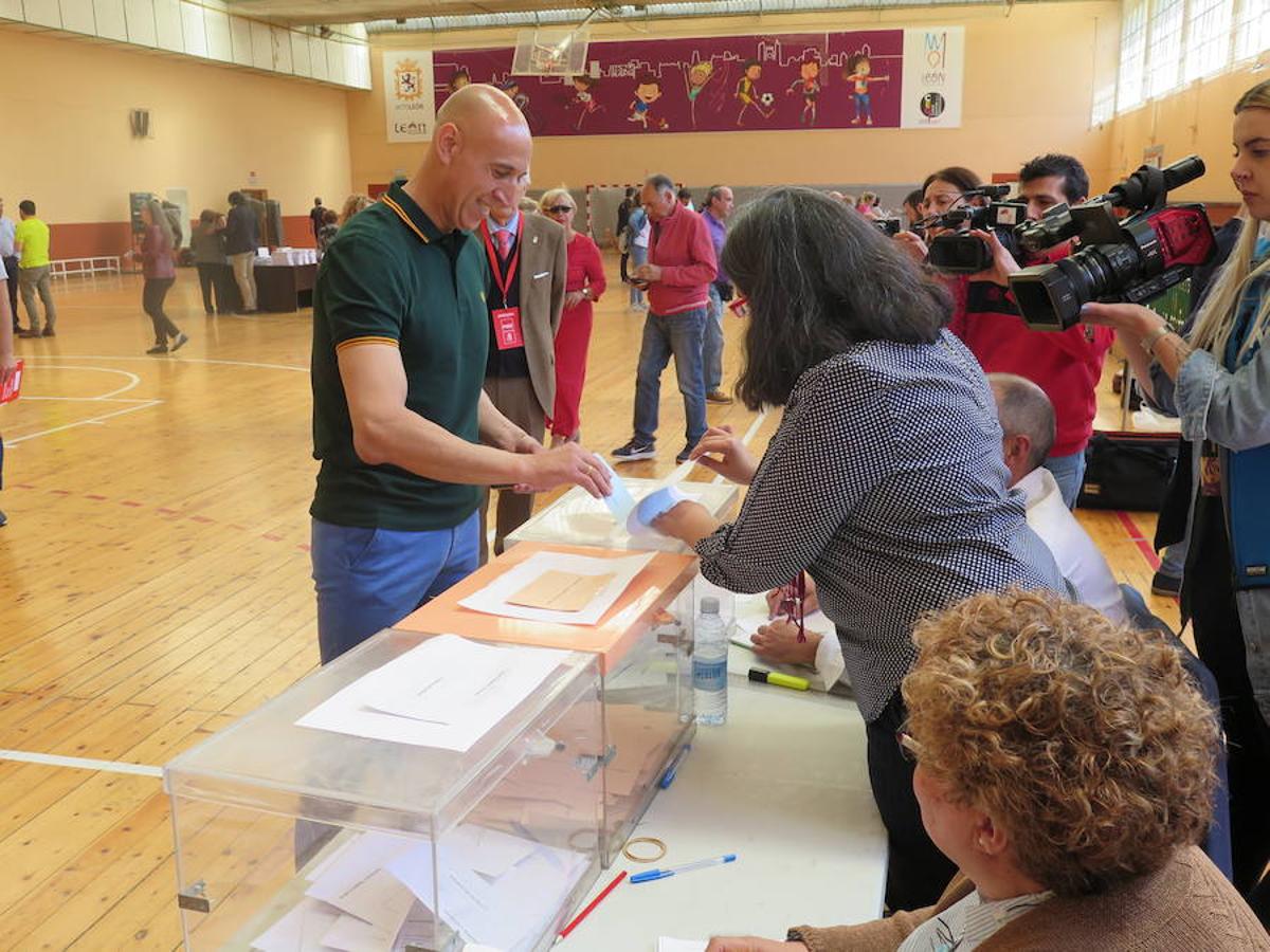 Cientos de colegios electorales han abierto sus puertas en toda la provincia para que los cais 400.000 electores leoneses puedan ejercer su voto en las elecciones municipales, autonómicas y europeas de este 26 de mayo