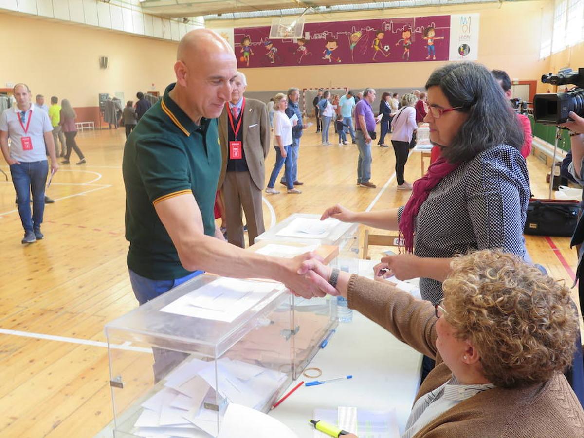 Cientos de colegios electorales han abierto sus puertas en toda la provincia para que los cais 400.000 electores leoneses puedan ejercer su voto en las elecciones municipales, autonómicas y europeas de este 26 de mayo