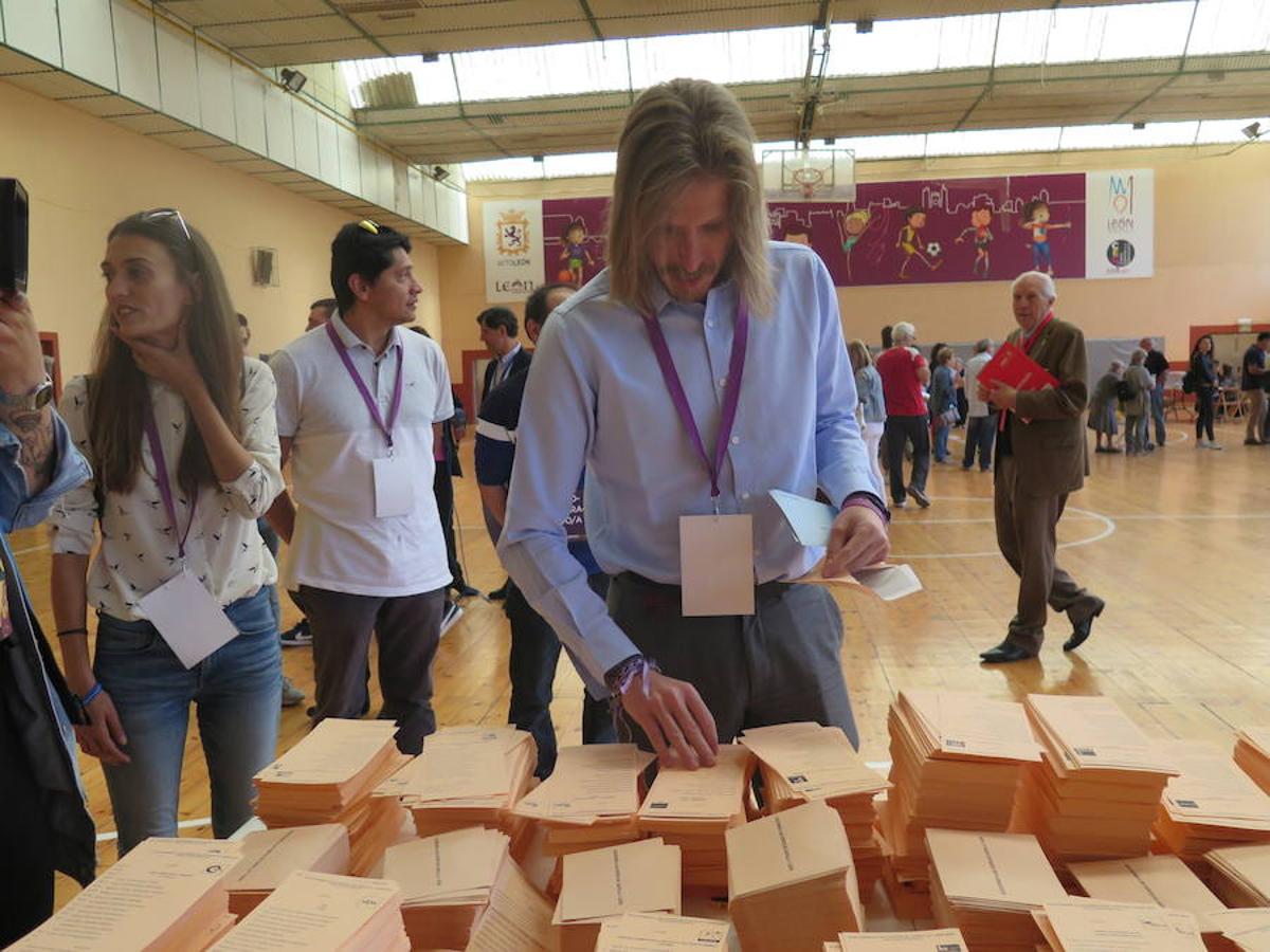 Cientos de colegios electorales han abierto sus puertas en toda la provincia para que los cais 400.000 electores leoneses puedan ejercer su voto en las elecciones municipales, autonómicas y europeas de este 26 de mayo