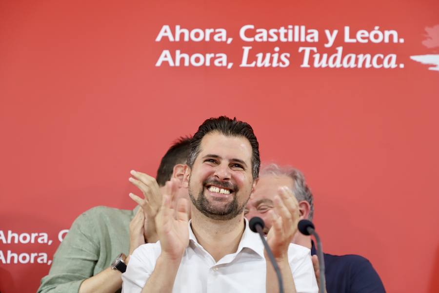 El candidato a la Presidencia de la Junta, Luis Tudanca, junto a Virginia Barcones y Ana Sánchez comparecen tras los resultados electorales