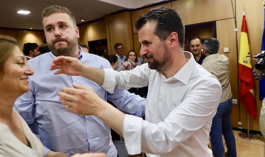 El candidato a la Presidencia de la Junta, Luis Tudanca, junto a Virginia Barcones y Ana Sánchez comparecen tras los resultados electorales