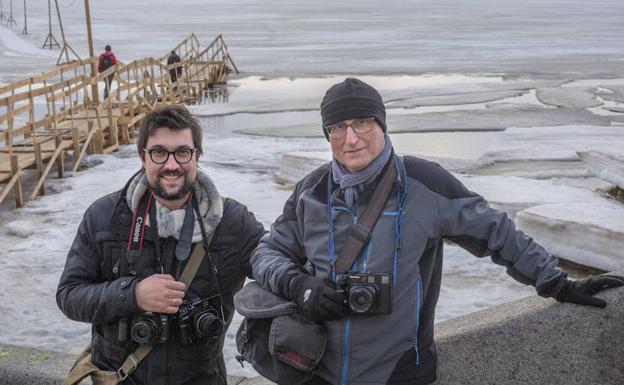 Rafael Trapiello (izq) y Juan Manuel Castro Prieto (der) en Solovkí. 