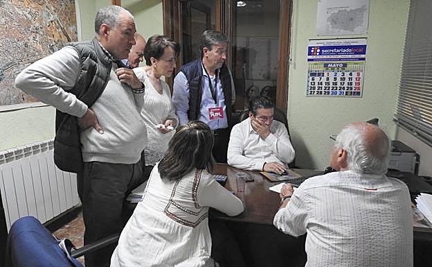 Galería. Los miembros de UPL siguen los resultados.