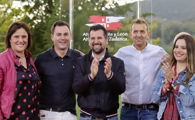 Javier Alfonso Cendón, segundo por la izquierda, en un mitin junto a Luis Tudanca en La Robla.