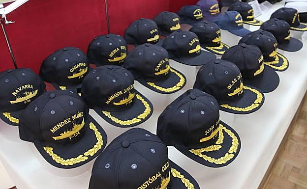 Galería. Diversas gorras que forman parte de la exposición.