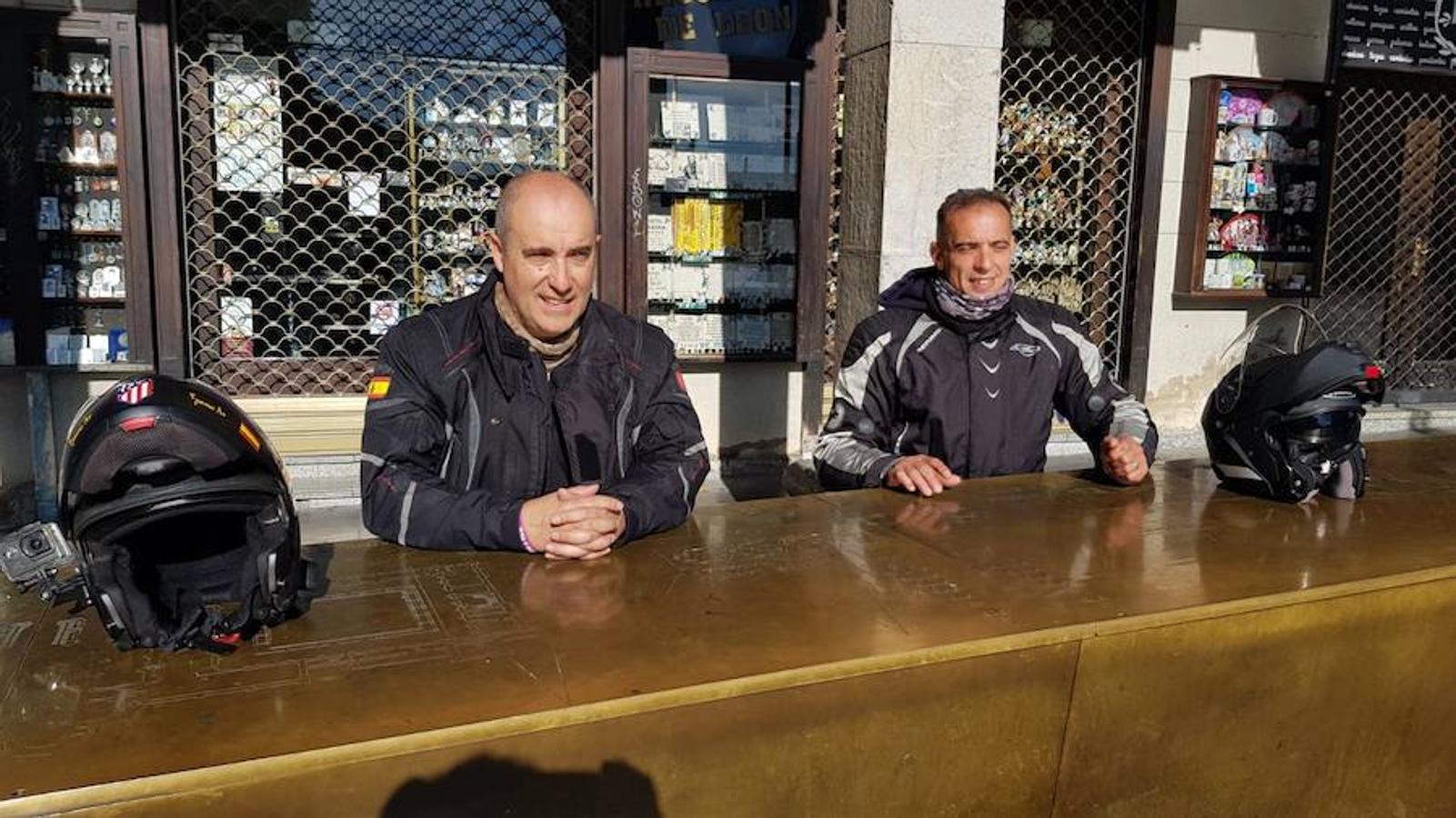 Anselmo Tascón y Javier Cordero parten de León a lomos de sus motos para llegar hasta Cabo Norte (Noruega) con el objetivo de recaudar fondos para la lucha contra la leucemia, en una aventura a beneficio de la Fundación Josep Carreras