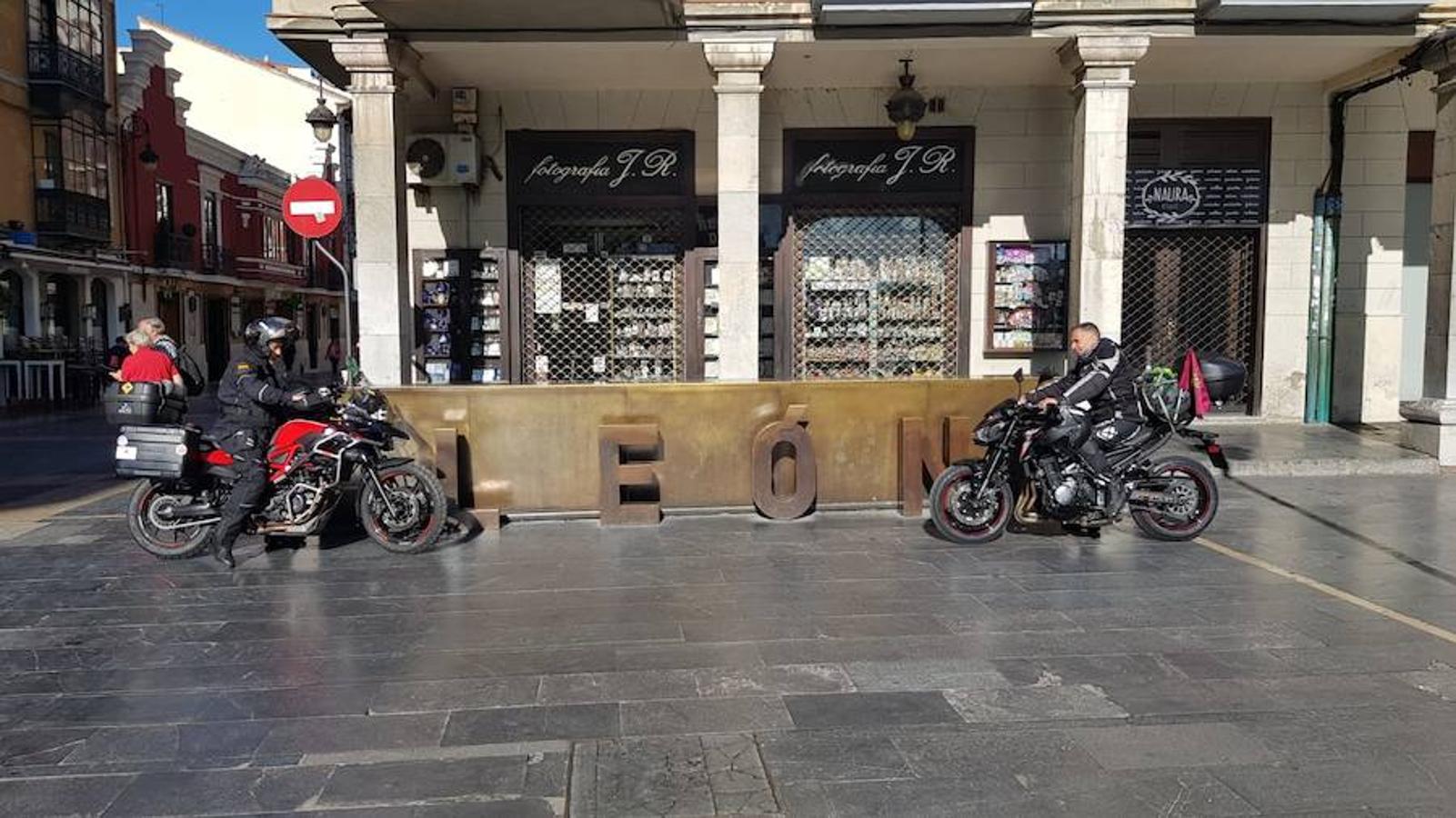 Anselmo Tascón y Javier Cordero parten de León a lomos de sus motos para llegar hasta Cabo Norte (Noruega) con el objetivo de recaudar fondos para la lucha contra la leucemia, en una aventura a beneficio de la Fundación Josep Carreras