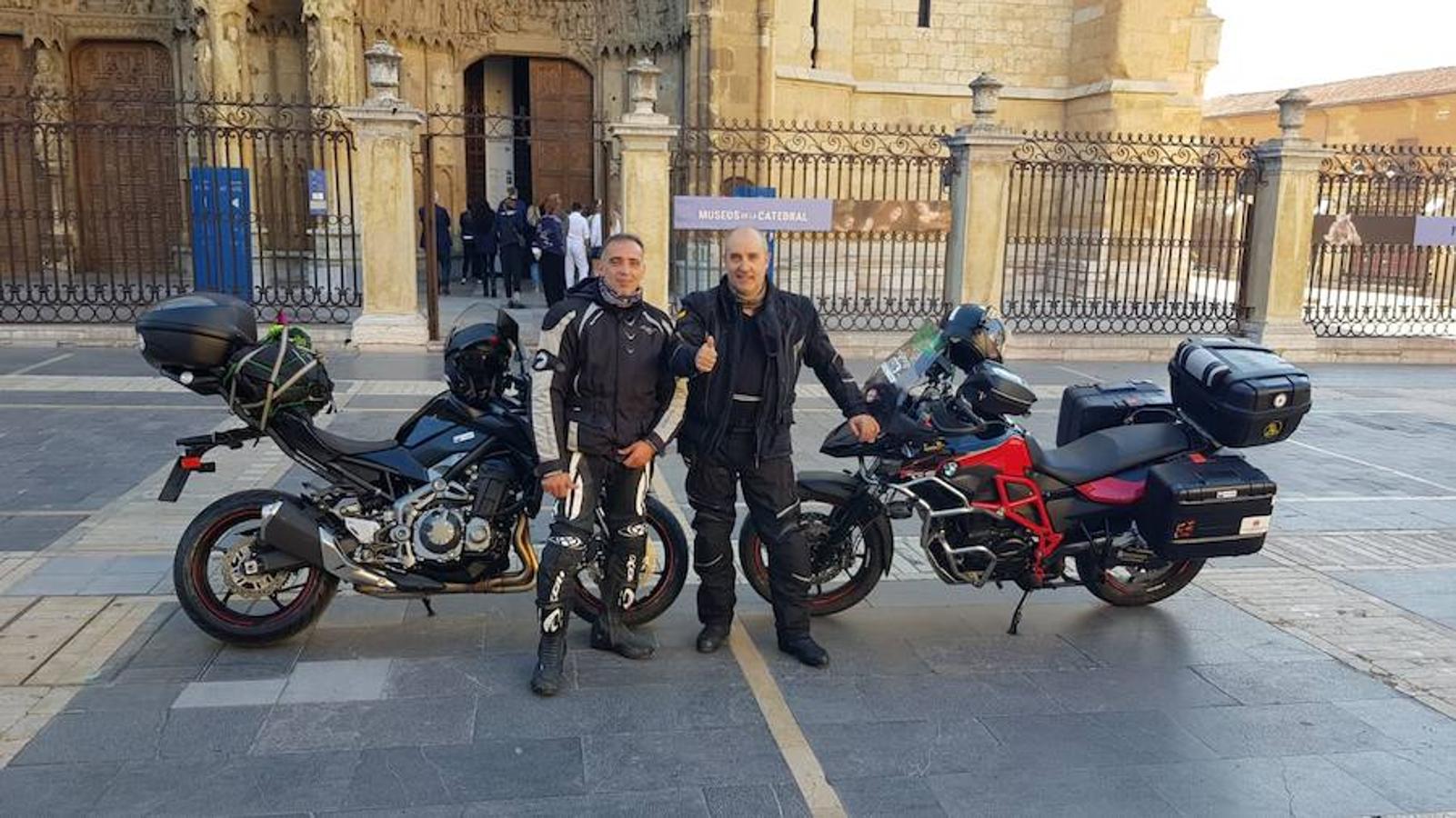 Anselmo Tascón y Javier Cordero parten de León a lomos de sus motos para llegar hasta Cabo Norte (Noruega) con el objetivo de recaudar fondos para la lucha contra la leucemia, en una aventura a beneficio de la Fundación Josep Carreras